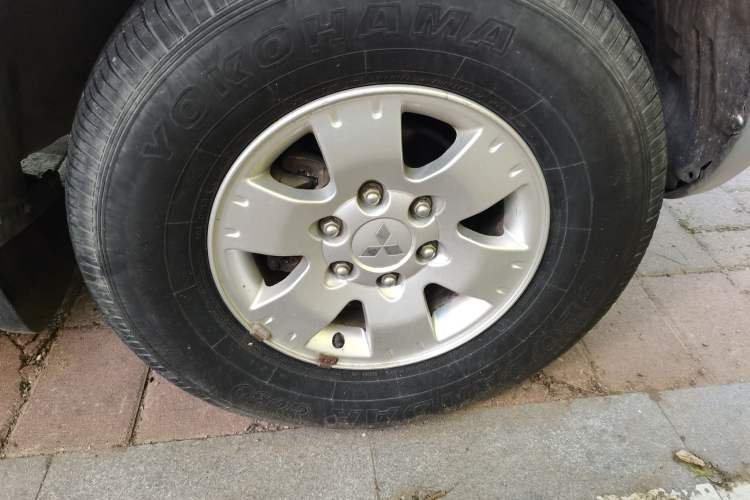Used Mitsubishi Pajero 2011 V73 3.0L MT GL Right Front Wheel Hub