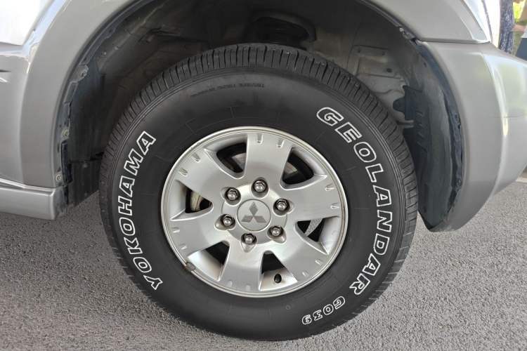Used Mitsubishi Pajero 2011 V73 3.0L AT GLX Right Front Wheel Hub