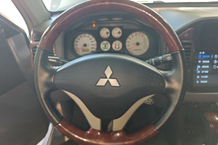 Used Mitsubishi Pajero 2011 V73 3.0L AT GLS Steering Wheel