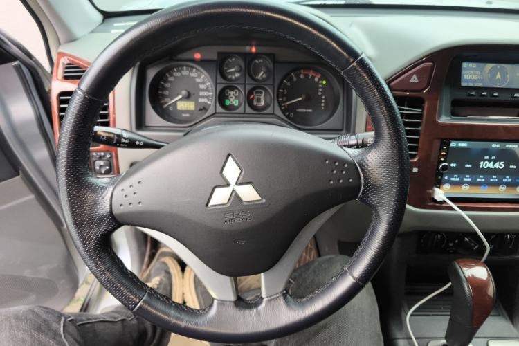Used Mitsubishi Pajero 2011 V73 3.0L AT GLX Steering Wheel