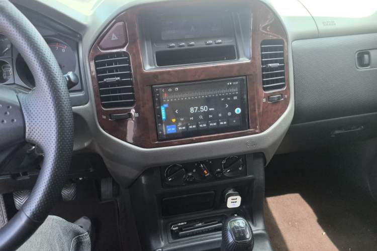 Used Mitsubishi Pajero 2011 V73 3.0L MT GL Audio And AC Panel
