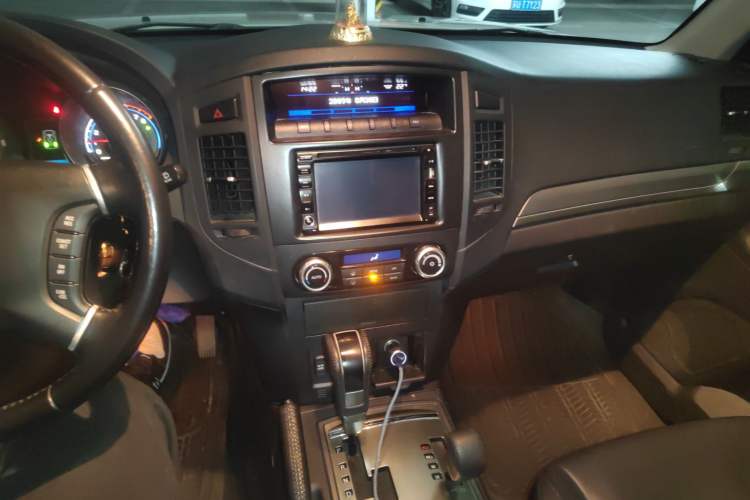 Used Mitsubishi Pajero 2011 3.0L Elite Edition Audio And AC Panel