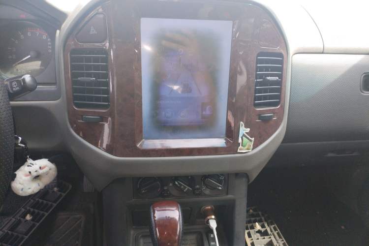 Used Mitsubishi Pajero 2011 V73 3.0L AT GLX Audio And AC Panel
