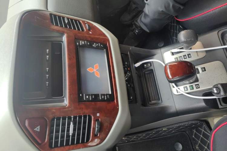 Used Mitsubishi Pajero 2011 V73 3.0L AT GLX Audio And AC Panel