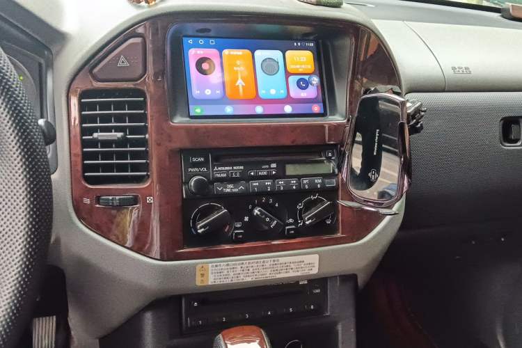 Used Mitsubishi Pajero 2011 V73 3.0L AT GLX Audio And AC Panel