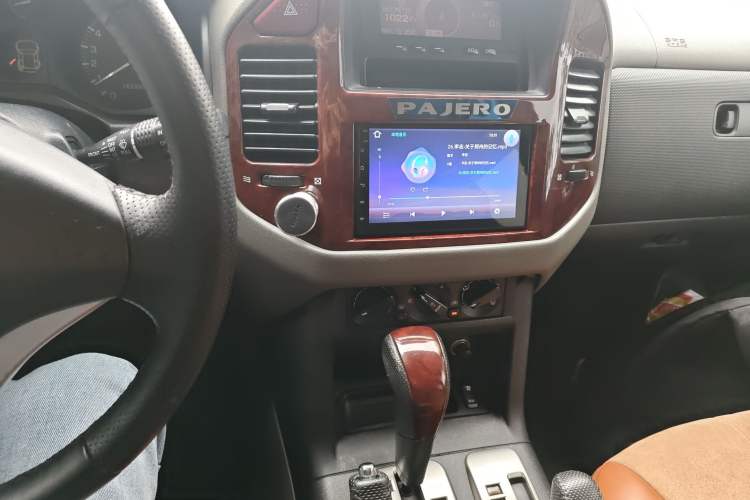 Used Mitsubishi Pajero 2011 V73 3.0L AT GLX Audio And AC Panel