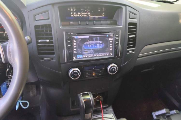 Used Mitsubishi Pajero 2011 3.0L Elite Edition Audio And AC Panel