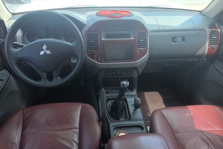 Used Mitsubishi Pajero 2011 V73 3.0L MT GL Center Console