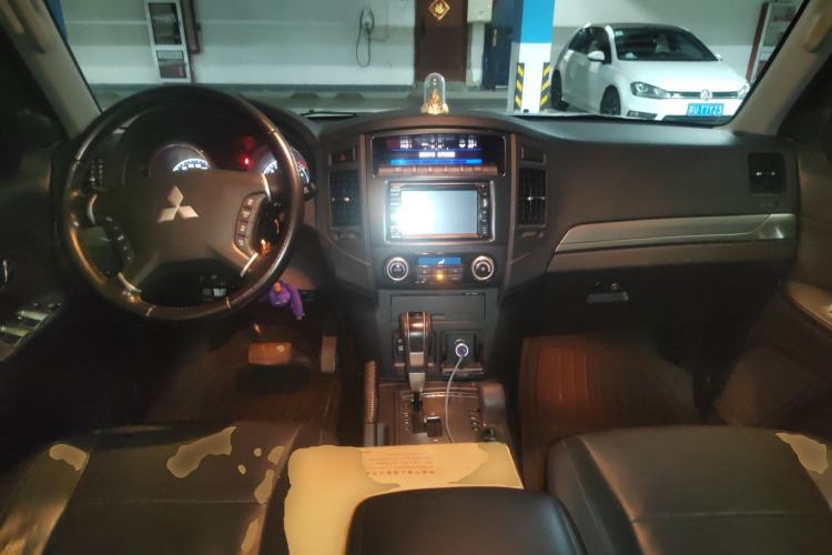 Used Mitsubishi Pajero 2011 3.0L Elite Edition Center Console
