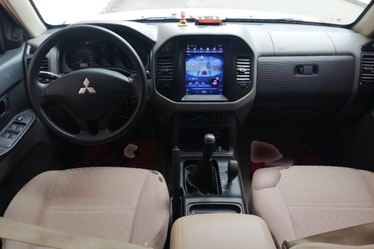 Used Mitsubishi Pajero 2011 V73 3.0L MT GL Center Console