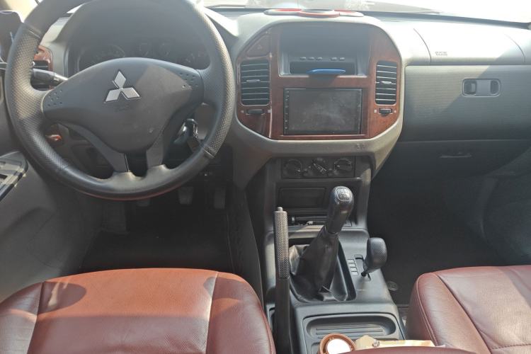 Used Mitsubishi Pajero 2011 V73 3.0L MT GL Center Console