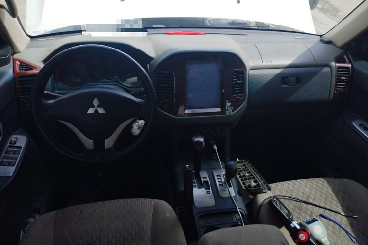 Used Mitsubishi Pajero 2011 V73 3.0L AT GLX Center Console