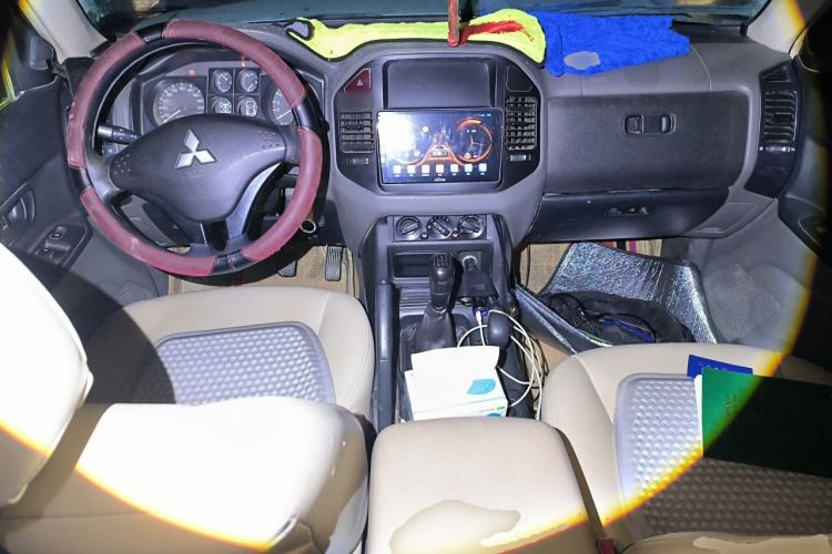 Used Mitsubishi Pajero 2011 V73 3.0L MT GL Center Console