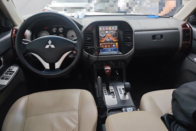Used Mitsubishi Pajero 2011 V73 3.0L AT GLS Center Console