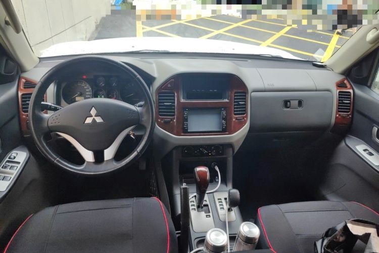 Used Mitsubishi Pajero 2011 V73 3.0L AT GLX Center Console