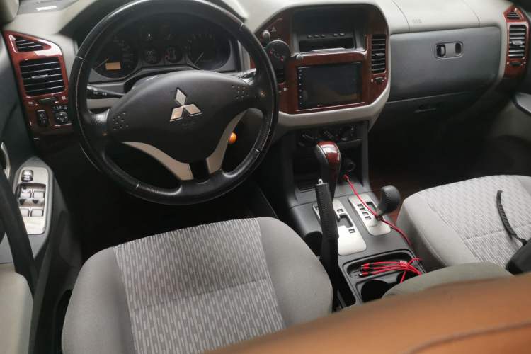 Used Mitsubishi Pajero 2011 V73 3.0L AT GLX Center Console