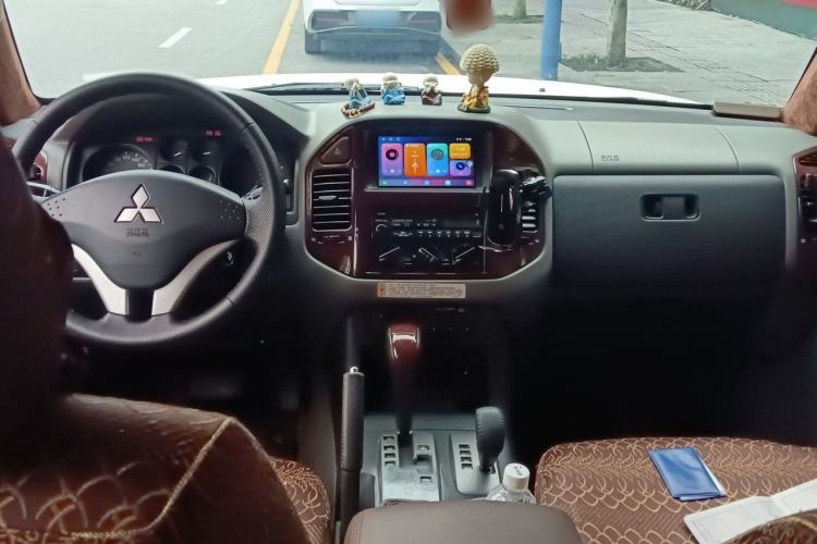 Used Mitsubishi Pajero 2011 V73 3.0L AT GLX Center Console