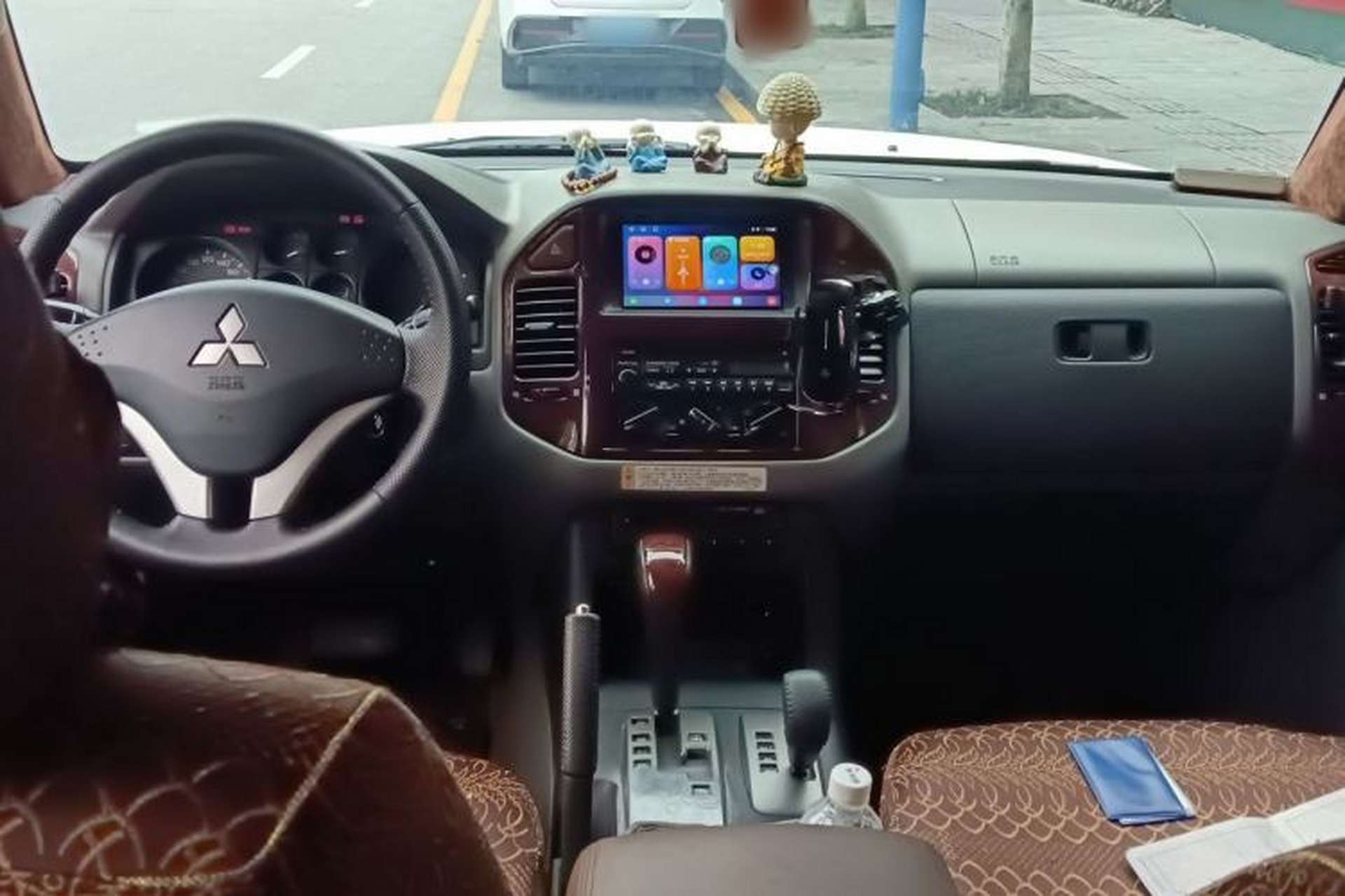 Used Mitsubishi Pajero 2011 V73 3.0L AT GLX Center Console
