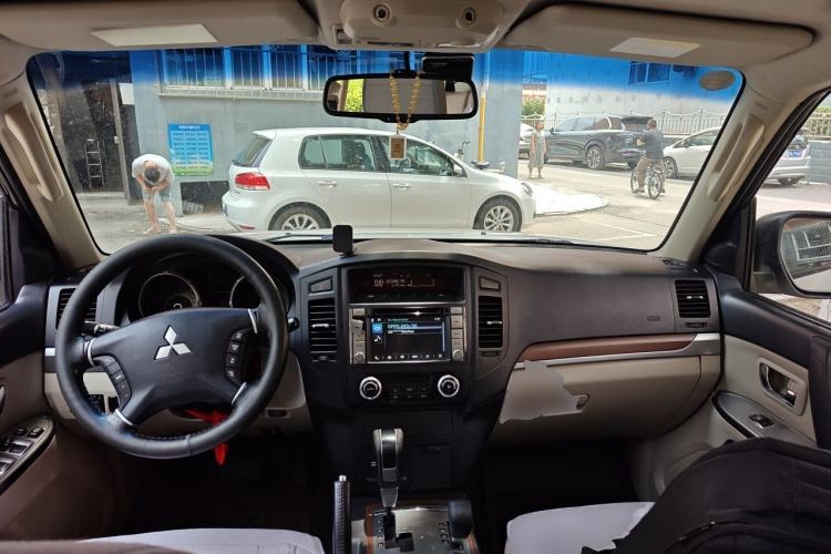 Used Mitsubishi Pajero 2011 3.0L Elite Overdrive Edition Center Console