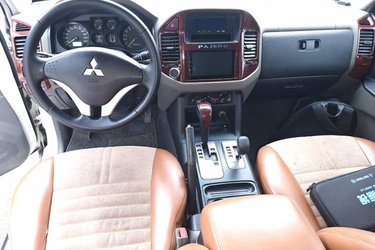 Used Mitsubishi Pajero 2011 V73 3.0L AT GLX Center Console