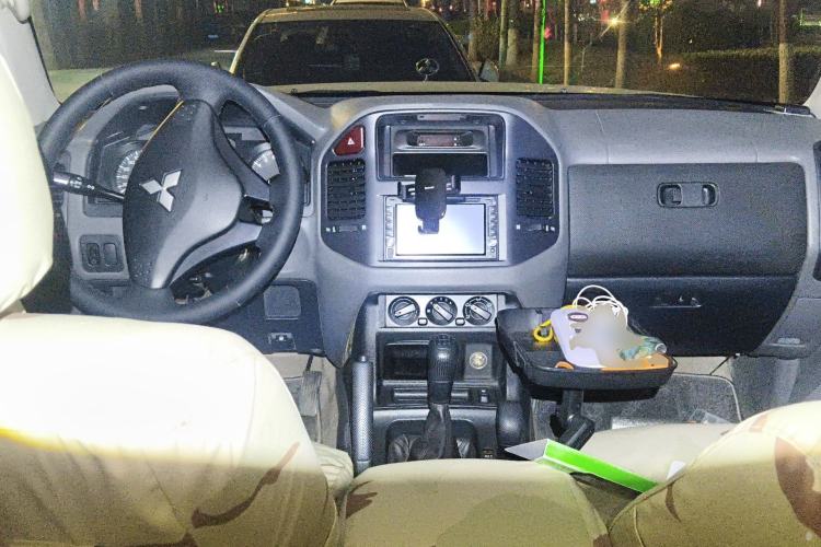 Used Mitsubishi Pajero 2011 V73 3.0L MT GL Center Console