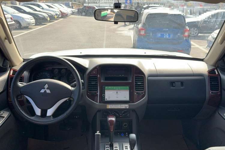 Used Mitsubishi Pajero 2011 V73 3.0L AT GLX Center Console