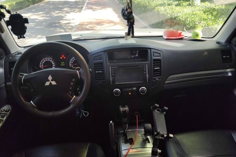 Used Mitsubishi Pajero 2011 3.0L Elite Edition Center Console