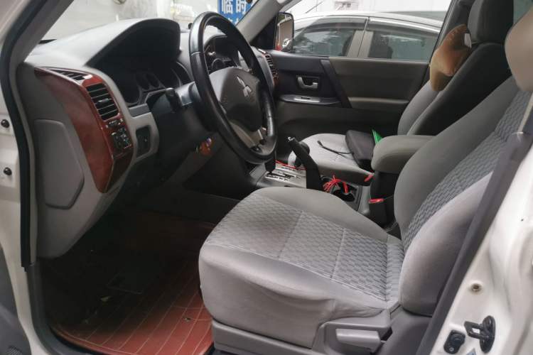 Used Mitsubishi Pajero 2011 V73 3.0L AT GLX Driver Seat