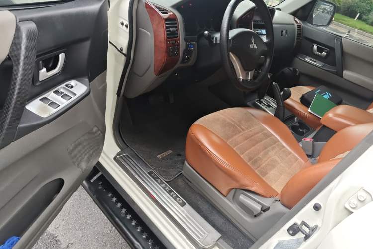 Used Mitsubishi Pajero 2011 V73 3.0L AT GLX Driver Seat
