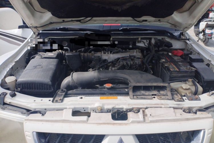 Used Mitsubishi Pajero 2011 V73 3.0L AT GLX Engine Bay