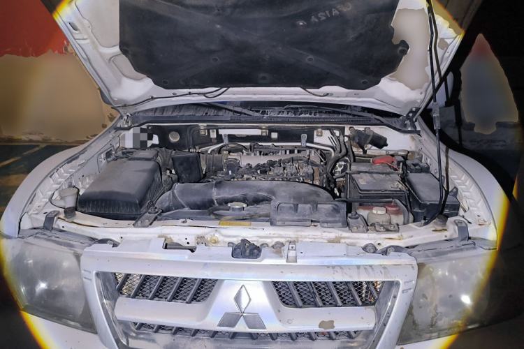 Used Mitsubishi Pajero 2011 V73 3.0L MT GL Engine Bay