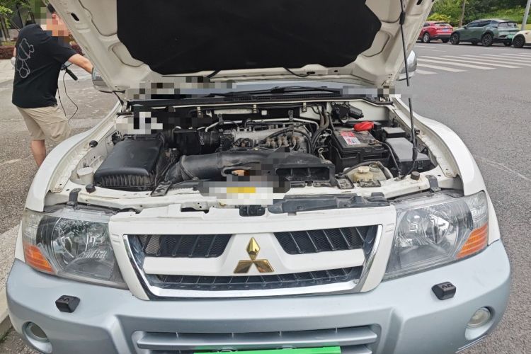 Used Mitsubishi Pajero 2011 V73 3.0L AT GLS Engine Bay