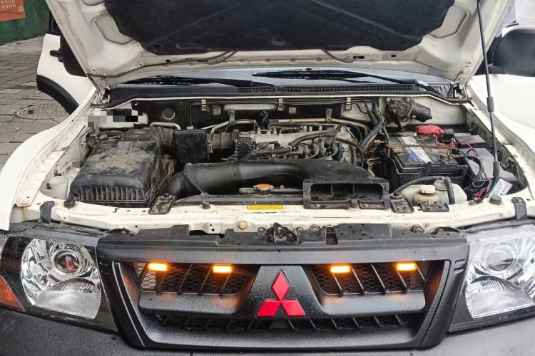 Used Mitsubishi Pajero 2011 V73 3.0L AT GLX Engine Bay