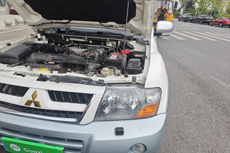 Used Mitsubishi Pajero 2011 V73 3.0L AT GLS Engine Bay Left