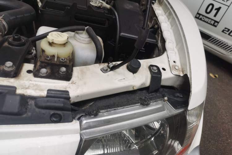 Used Mitsubishi Pajero 2011 V73 3.0L AT GLX Engine Bay Left