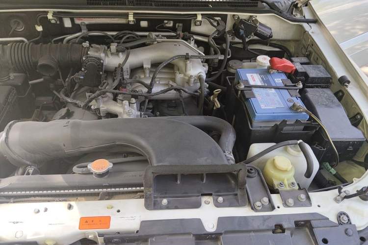 Used Mitsubishi Pajero 2011 3.0L Elite Edition Engine Bay Left