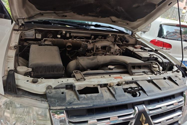 Used Mitsubishi Pajero 2011 3.0L Elite Overdrive Edition Engine Bay
