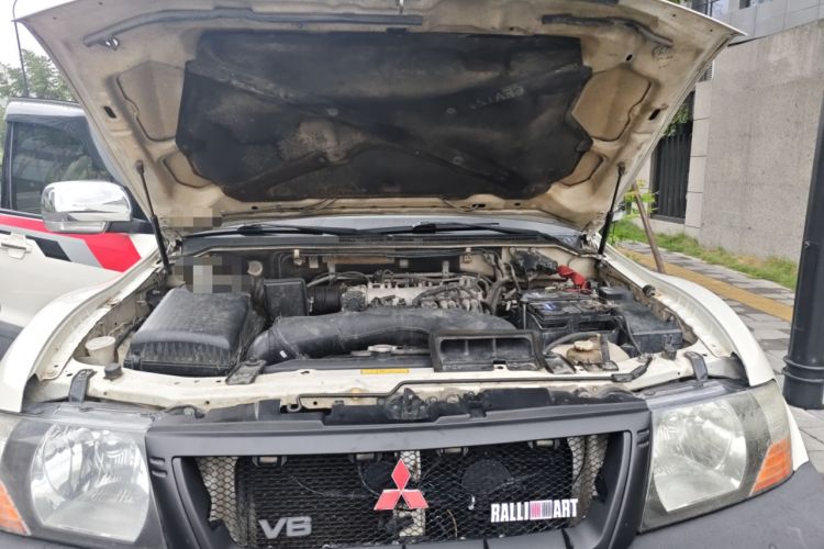 Used Mitsubishi Pajero 2011 V73 3.0L AT GLX Engine Bay