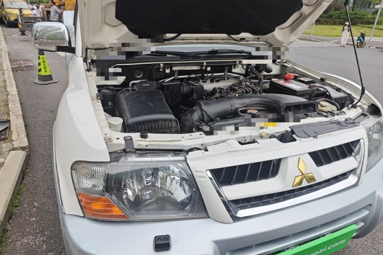 Used Mitsubishi Pajero 2011 V73 3.0L AT GLS Engine Bay Right