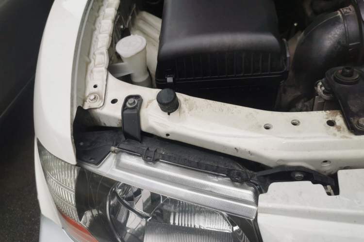 Used Mitsubishi Pajero 2011 V73 3.0L AT GLX Engine Bay Right