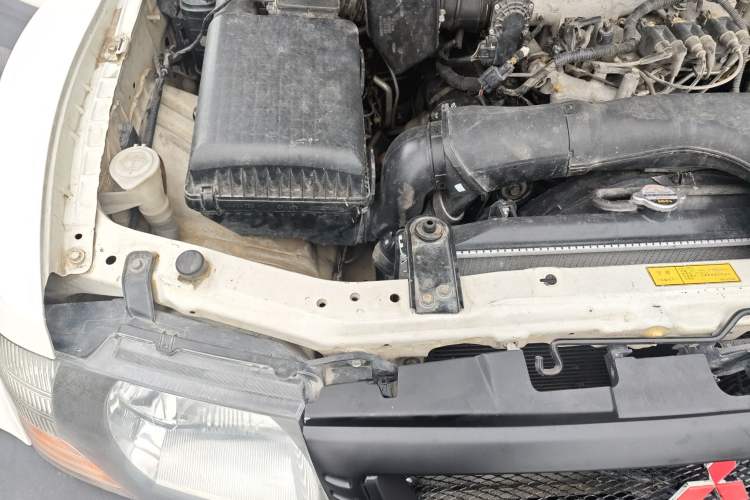 Used Mitsubishi Pajero 2011 V73 3.0L AT GLX Engine Bay Right