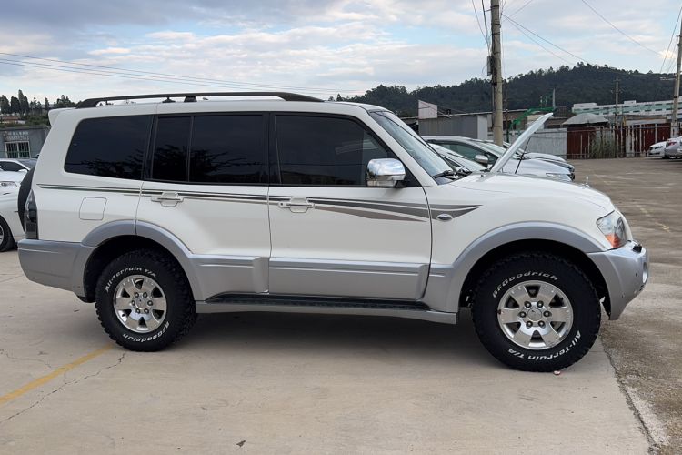 Used Mitsubishi Pajero 2011 V73 3.0L AT GLS Exterior 3