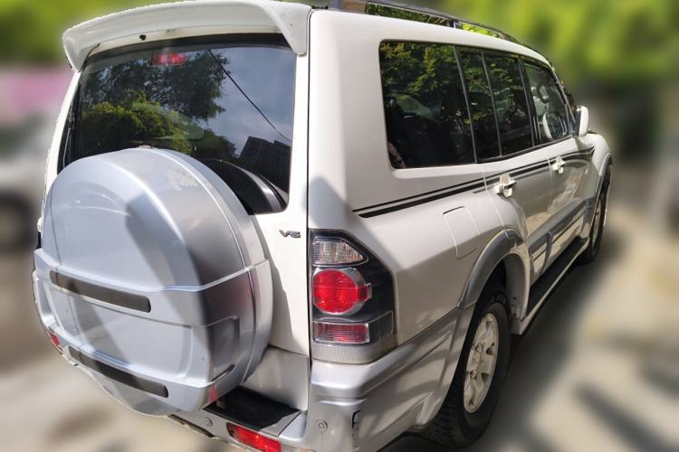 Used Mitsubishi Pajero 2011 V73 3.0L AT GLX Exterior 5