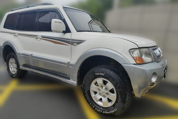 Used Mitsubishi Pajero 2011 V73 3.0L AT GLX Front Right 45 Deg
