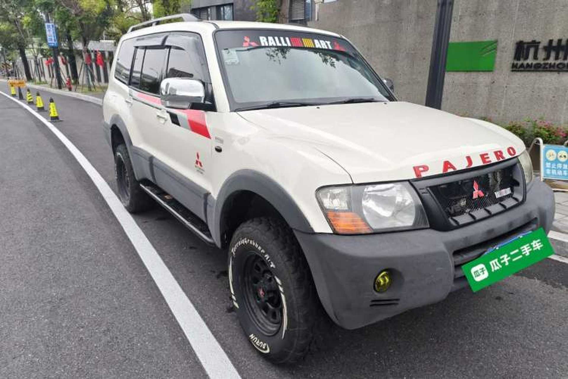 Used Mitsubishi Pajero 2011 V73 3.0L AT GLX Front Right 45 Deg