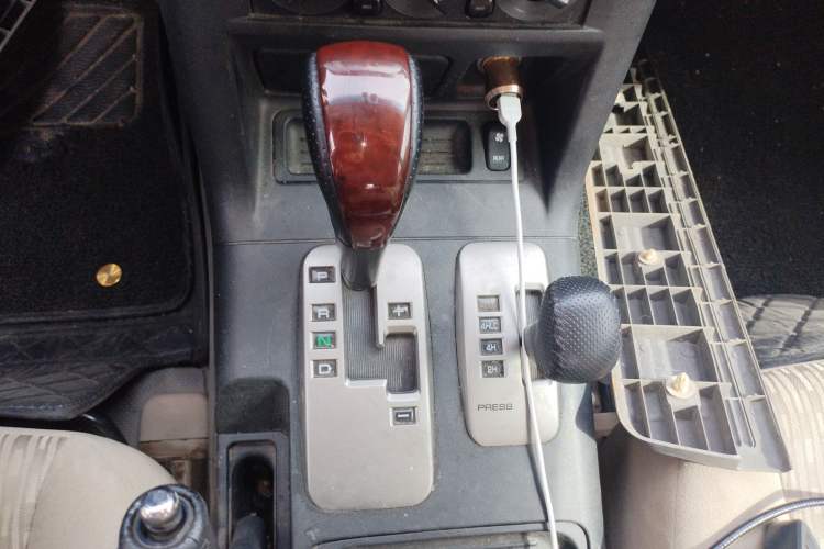 Used Mitsubishi Pajero 2011 V73 3.0L AT GLX Gear Lever