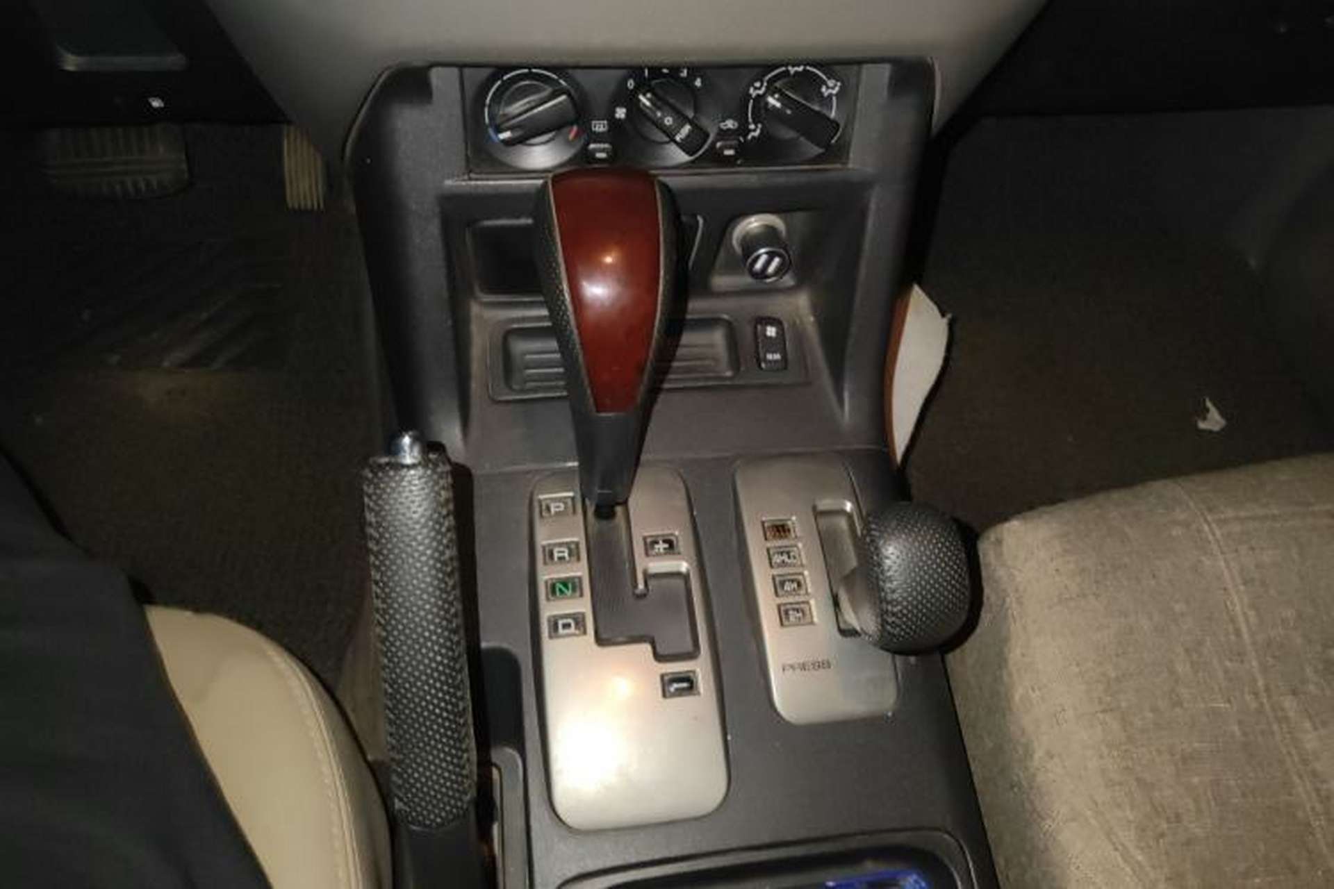 Used Mitsubishi Pajero 2011 V73 3.0L AT GLX Gear Lever