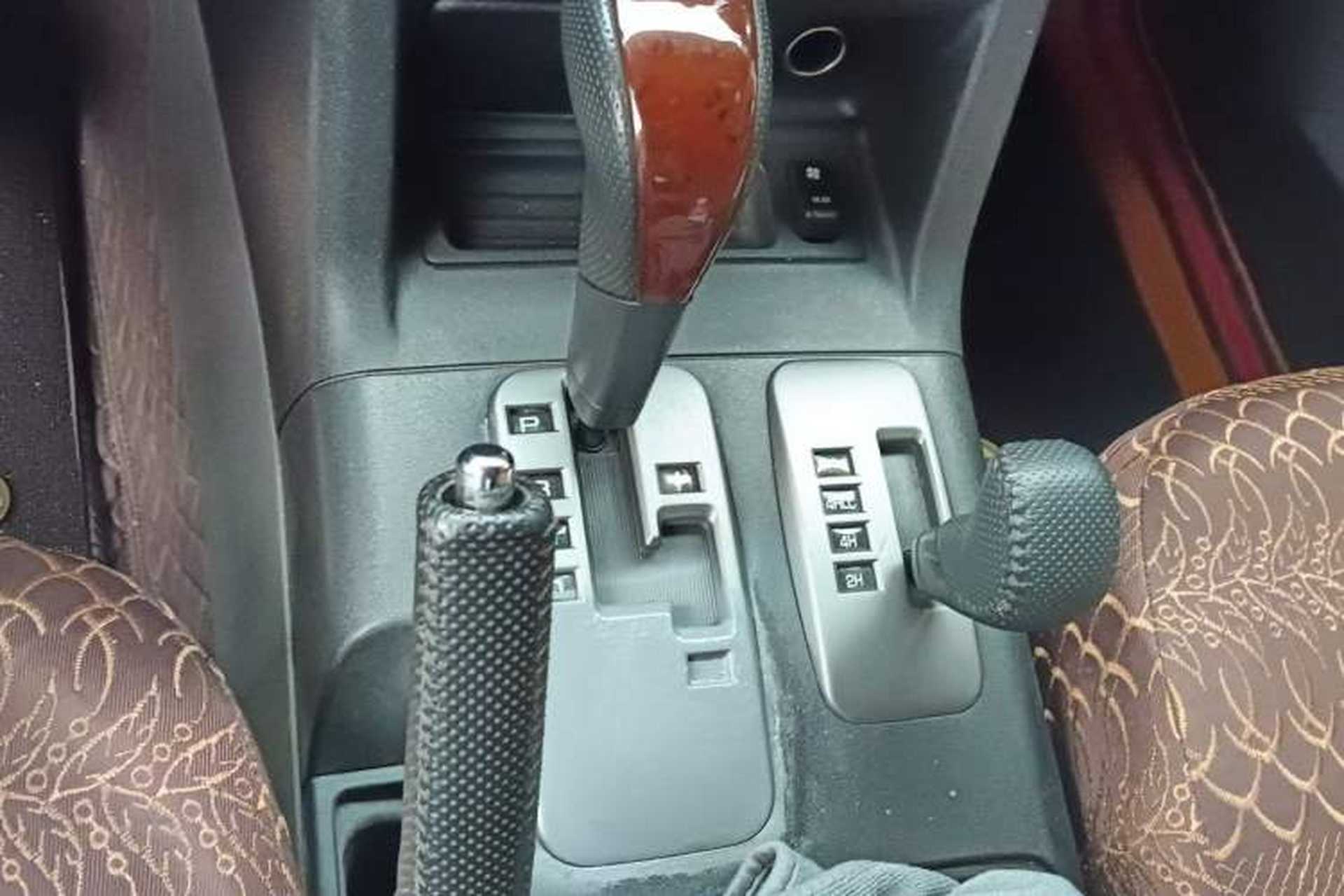 Used Mitsubishi Pajero 2011 V73 3.0L AT GLX Gear Lever