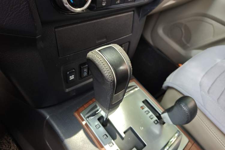 Used Mitsubishi Pajero 2011 3.0L Elite Overdrive Edition Gear Lever