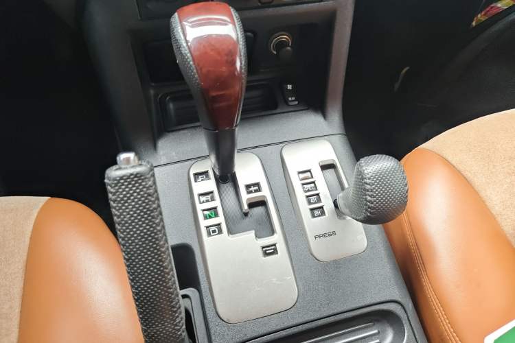Used Mitsubishi Pajero 2011 V73 3.0L AT GLX Gear Lever